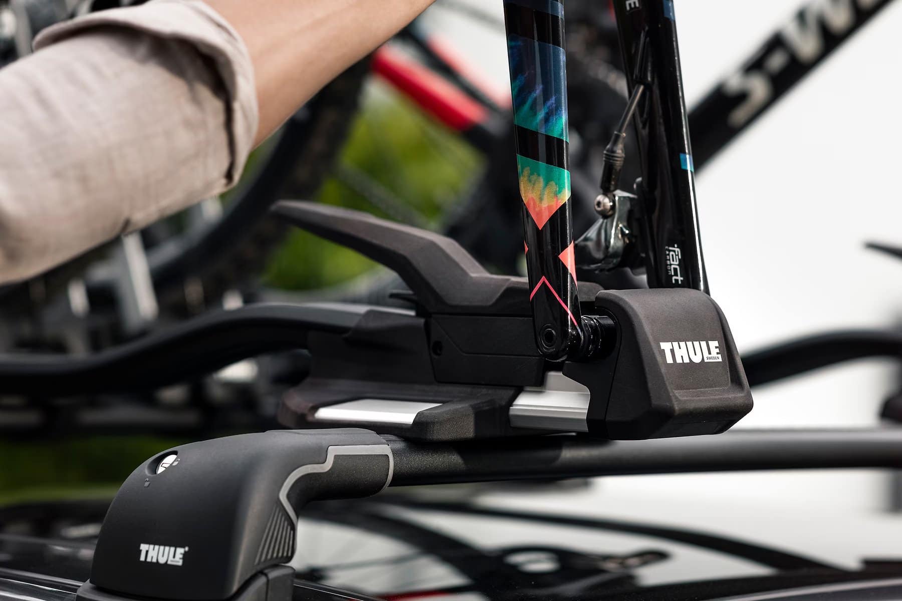 Strešný nosič bicyklov Thule TopRide, uchytenie kolesa za vidlicu - black